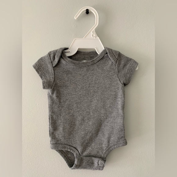 #7. Set of plain bodysuits. 3m. One white, one grey, one white with stripes. - Picture 2 of 7